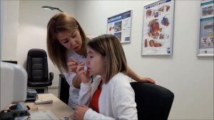 Первые КОНТАКТНЫЕ ЛИНЗЫ.  Учимся надевать