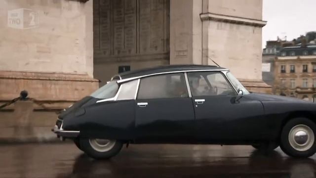 Navigating Paris' Arc de Triomphe in a Citroen DS Paul Hollywood's Big Continental Road Trip BB смотреть онлайн