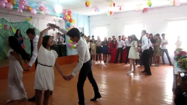 Танец на осенний бал. 10класс.