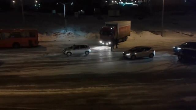 Гололед в Казани. Аметьевская магистраль смотреть онлайн
