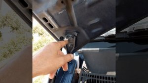 Установка газовых упоров капота на Ford Fusion (Europe)