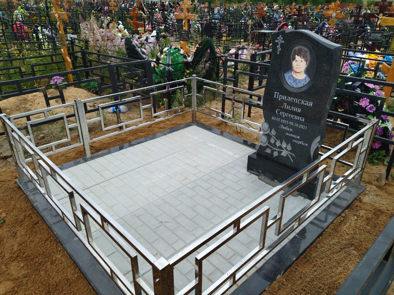 Памятник с Розами, Долговечным Портретом и Съёмным Фундаментом. Скидка 20%. Нержавеющая ограда.