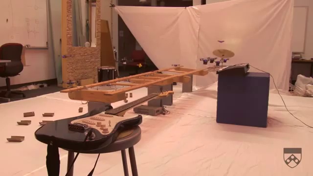 Летающие роботы играют мелодию из Джеймса Бонда