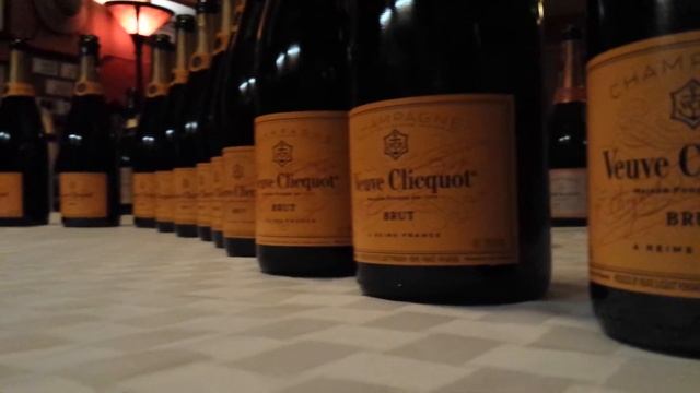 Veuve Clicquot a little bit смотреть онлайн