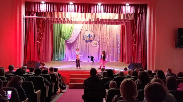 Первые шаги на профессиональной сцене... ведущие Маша Николаенко и Антон Борисов смотреть онлайн