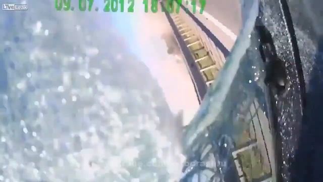 Кусок отбойника попал в ветровое стекло смотреть онлайн