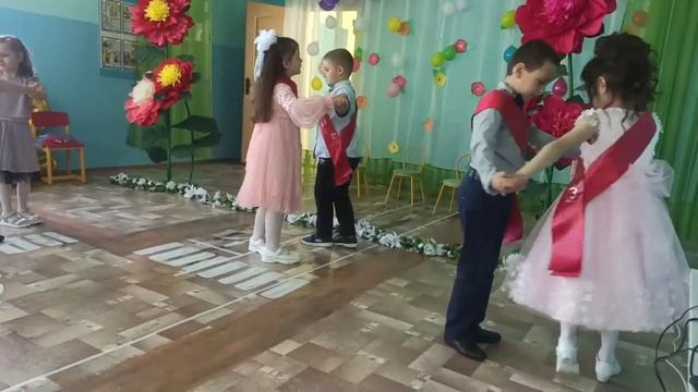 Вальс на выпускном в детском саду... смотреть онлайн
