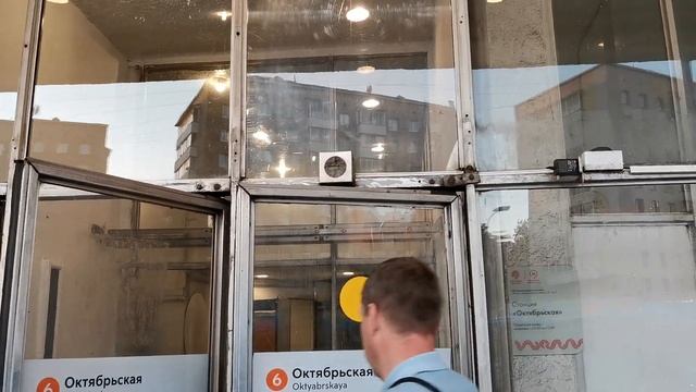 Работа звукового маяка на входе в московское метро смотреть онлайн