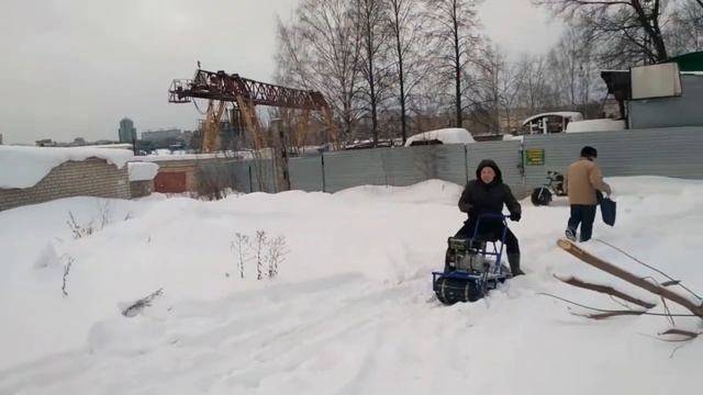 Мотобуксировщик "Альбатрос-L" против Мотовездехода зимой смотреть онлайн