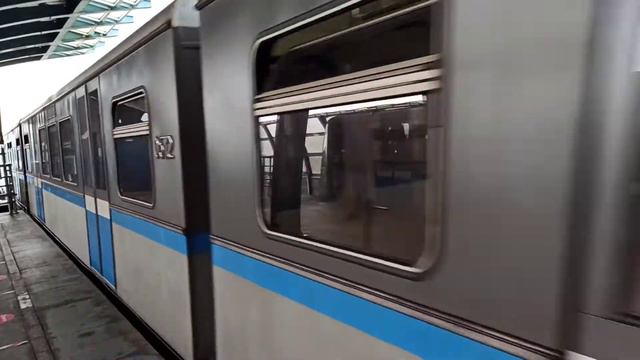 Метропоезд 81-740/741 (Русич) отправляется со станции метро Улица Горчакова. смотреть онлайн