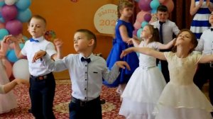 Танец"Смайлики"на выпускном балу в саду.