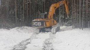 Валка экскаватором деревьев