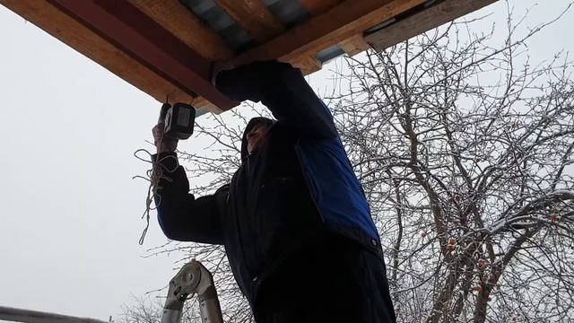 Вешаем светодиодную гирлянду на частный дом при помощи троса и стяжек смотреть онлайн