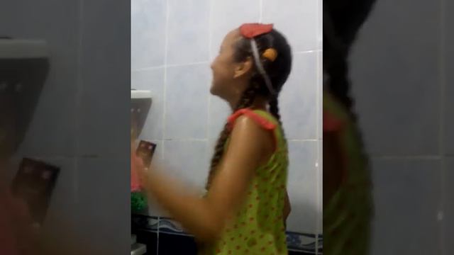 Я обливаюсь в одежде вадой смотреть онлайн