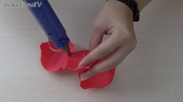 Как сделать бумажный цветок с конфетой МК Buket7ruTV смотреть онлайн