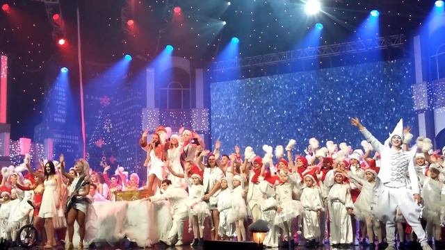 Финал детского новогоднего спектакля 