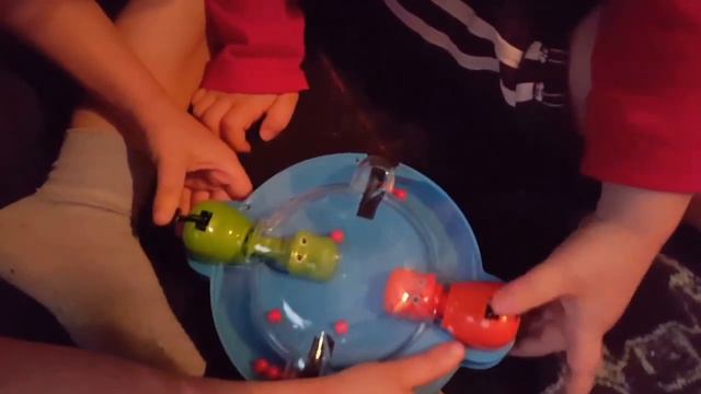 Hungry hungry hippos game from hasbro, grab n go, Aden and Ethan toy reviews and fun videos смотреть онлайн