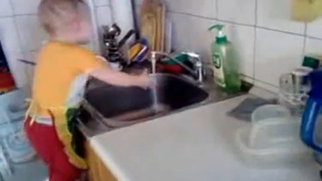 посуду помыл, а теперь голову надо помыть:):):).3gp смотреть онлайн