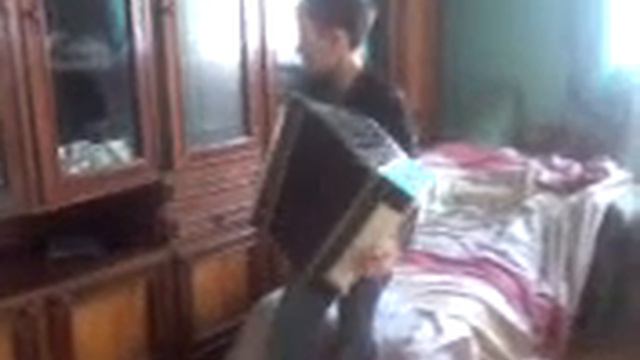 Мой брат зажигаєт на гармони "нарач 2" в 10 лет песню горіла сосна палала смотреть онлайн
