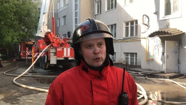 Пожарные заливают кровлю дома на Шейнкмана смотреть онлайн