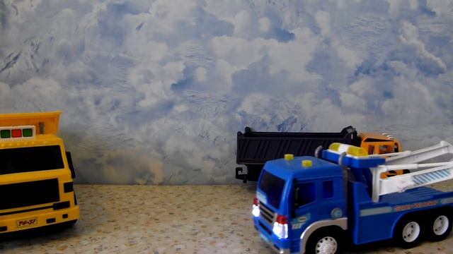 ОНЛАЙН ТРЕЙД.РУ — Игрушка DAESUNG 406 Самосвал и Масштабная модель DAVE TOYS 33013 Эвакуатор