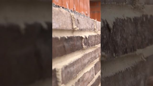 расшивка швов стены дома из кирпича ручной формовки. #кирпичныйдом