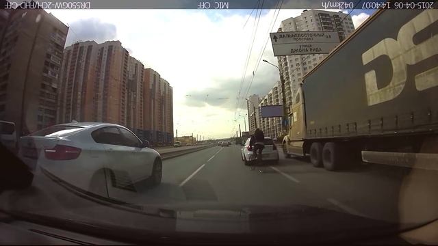 Белая BMW кажется играет с велосипедистом смотреть онлайн
