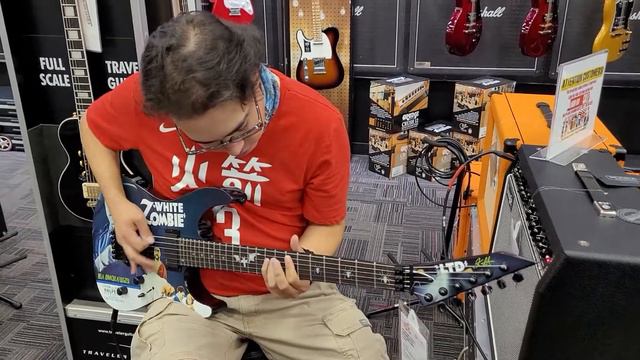 ESP LTD Kirk Hammett White Zombie Guitar - Playing At Guitar Center смотреть онлайн