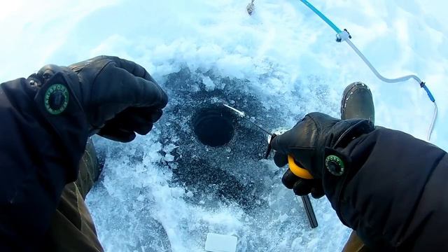 ЗИМНЯЯ РЫБАЛКА НА ОЗЕРЕ/WINTER FISHING ON LAKE... смотреть онлайн