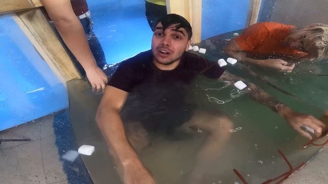 EL ÚLTIMO EN SALIR DE LA CAJA INDESTRUCTIBLE BAJO EL AGUA GANA !! смотреть онлайн