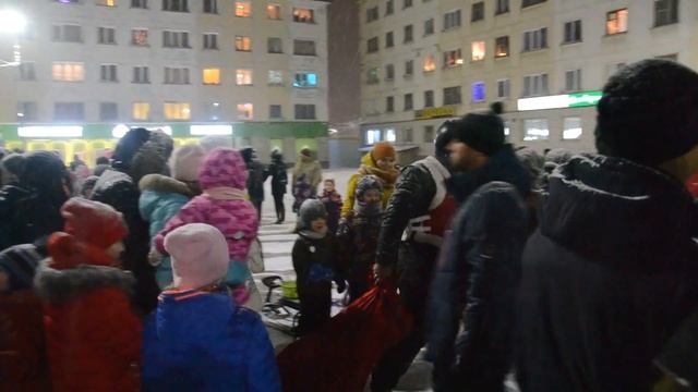 Мото-Дед Мороз из Мурманска привез подарки юным жителям поселка Никель. смотреть онлайн