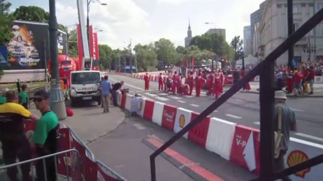 Ferrari i Felipe Massa w Warszawie na Pl.Bankowym i Ul.Marszalkowskiej upala swoj bolid смотреть онлайн