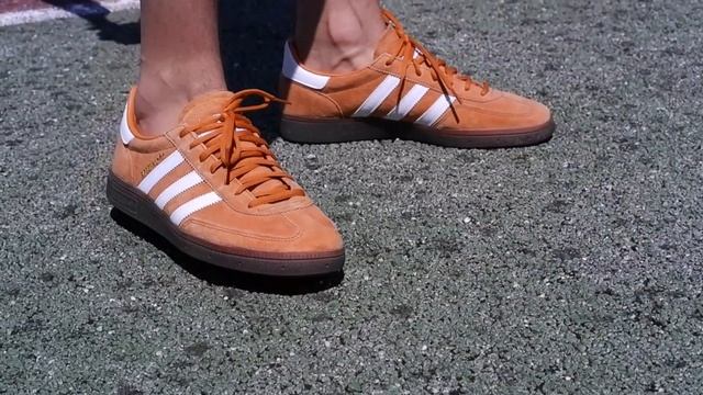 Adidas Handball Spezial (short review, advantages of Spezial and history of terrace shoes) смотреть онлайн