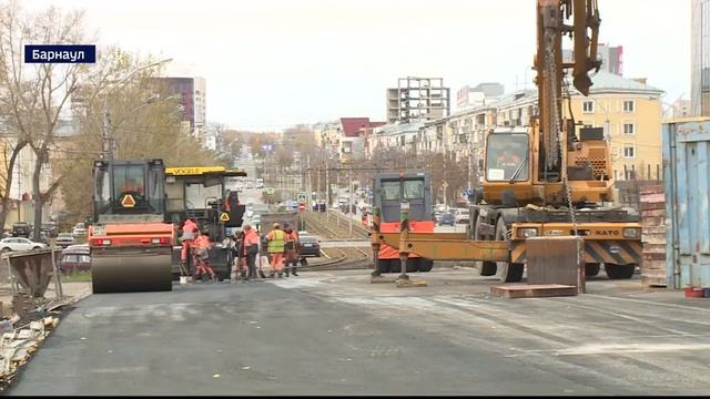 На пересечении улицы Кулагина и проспекта Калинина дорожники восстановили трамвайные пути смотреть онлайн