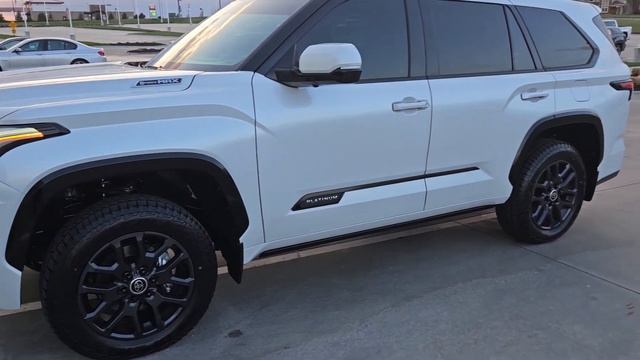2023 Toyota Sequoia Platinum смотреть онлайн