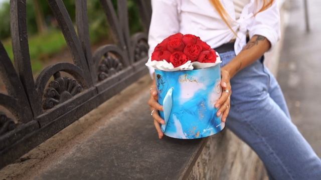 Букет в голубой шляпной коробке Amour Mini из 19 красных одноголовых пионовидных роз Red Piano смотреть онлайн