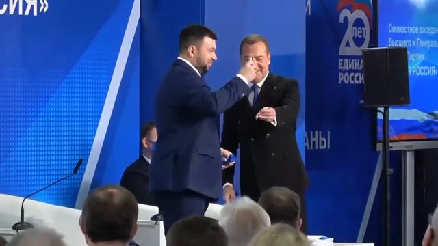 ДНР вошла в состав Единой России. ДНР Денис Пушилин получил из рук Димона партбилет Единой России. смотреть онлайн