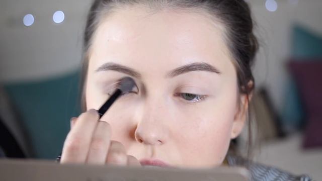 Весенний Макияж: графичные стрелки + блеск для губ и ресницы от Tanya Burr! смотреть онлайн