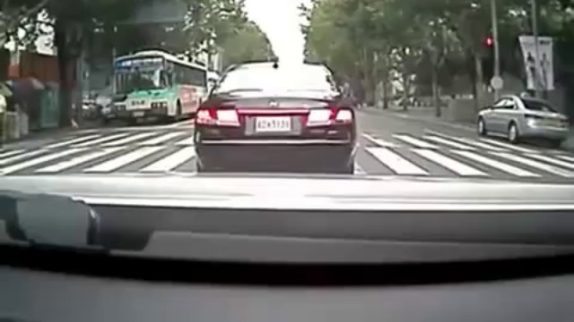 Опасный пешеходный переход смотреть онлайн