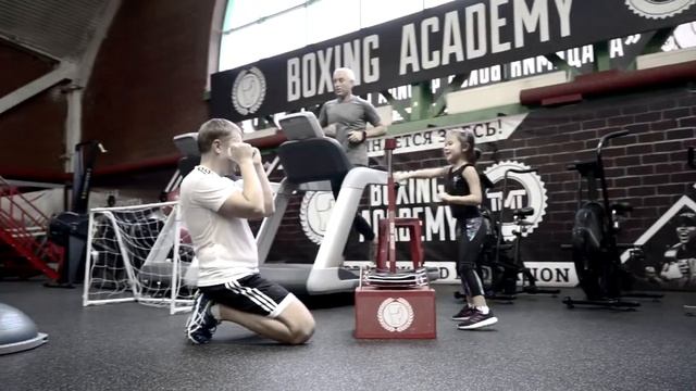 Академия бокса Флойда Мейвезера в Жуковке смотреть онлайн