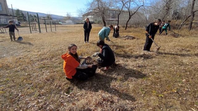 Субботник с 6В классом, уборка территории. смотреть онлайн