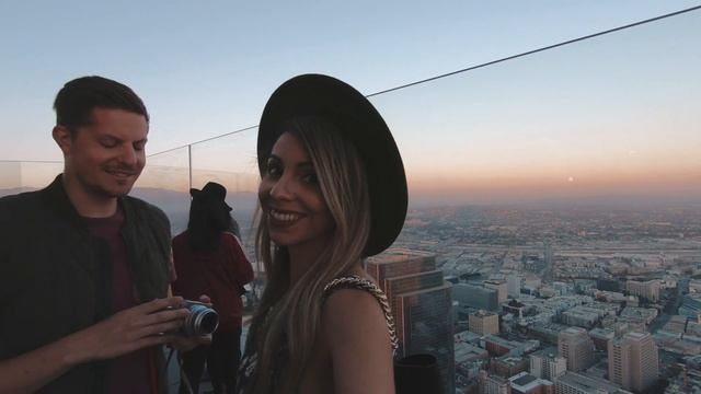 GLASS SLIDE RIDE! Slide over LA on the OUE Skyspace | Los Angeles Travel Guide смотреть онлайн