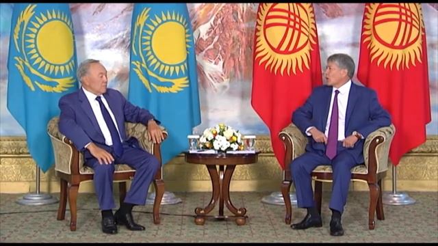 Атамбаев в глаза Назарбаеву улыбается а потом взял мышь и выдал мол КЗ нужен молодой,сами разбиремс смотреть онлайн