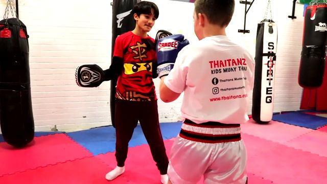 Muay Thai VLOG 01- HOW MANY KICKS IN 22sec & A new beginning! (NEW GYM/NEW JOURNEY) смотреть онлайн
