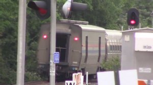 Поезд в Америке США проезд красивых и мощных тепловозов с пассажирским и грузовым составом