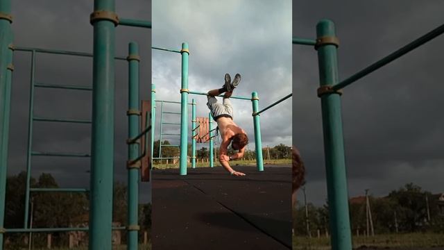 Фристайл-растяжка для поясницы на спортплощадке \\ #фитнес #зож @m40r_workout смотреть онлайн