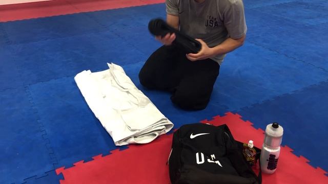 “COMPACT” Folding a Karate Gi uniform смотреть онлайн