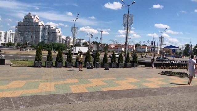 Минск Беларусь, уличный музыкант перед торговым центром Галерея, 05.07.2022 смотреть онлайн