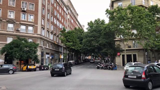 [[SPAIN-BARCELONA]] Walking Avinguda de Gaudí to La Sagrada Familia смотреть онлайн