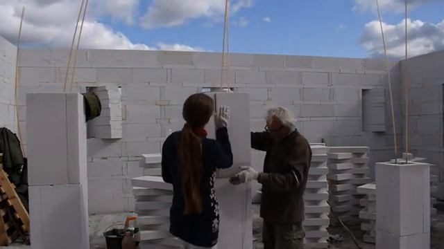 СЕРИЯ 75 СЕМЬЯ КОЖИ сборка опалубки из газобетона и заливка колон смотреть онлайн